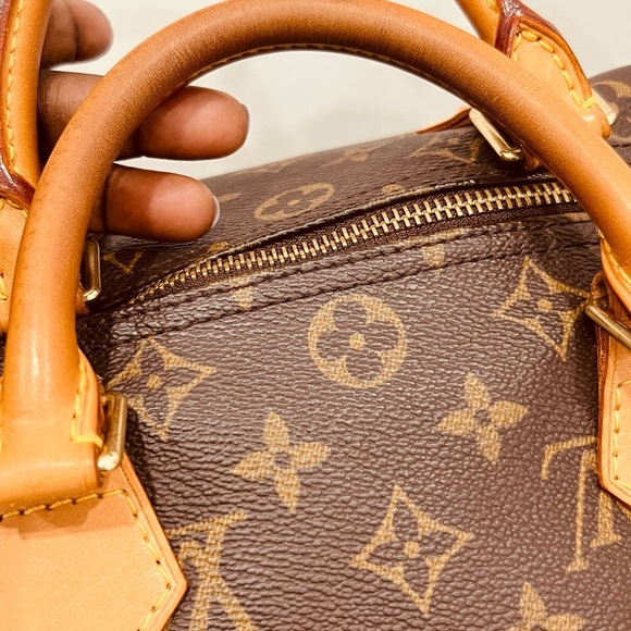 Authentic Louis Vuitton Speedy 30 in Monogram Canvas - Picture 14 of 16